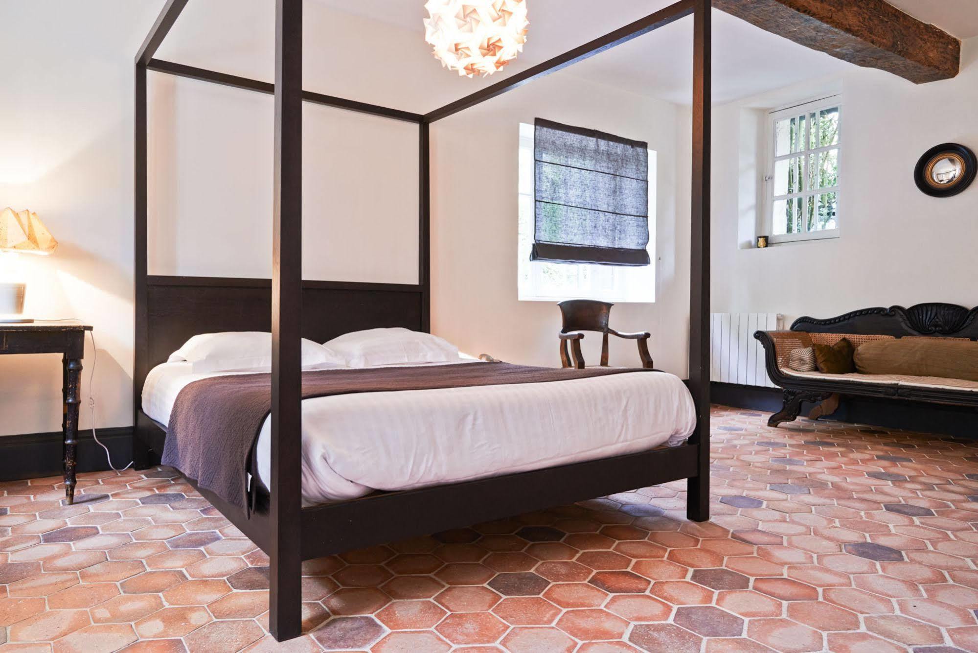 ลา ดีม เดอ ฌีแวร์นี - ช็องบร์ โดต Hotel จีแวร์นี ภายนอก รูปภาพ